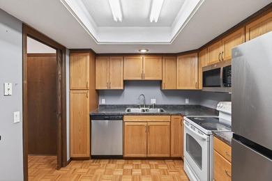 Experience comfortable, low-maintenance living in this - photo 8