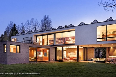 Located on a cul-de-sac just minutes from downtown Aspen, this - photo 2
