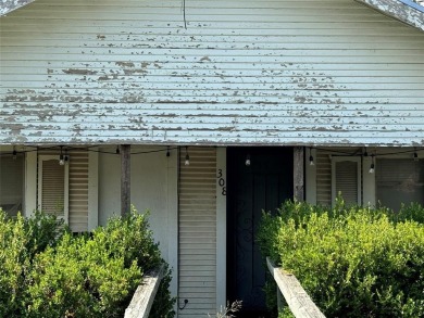 Welcome to 308 E 4th St in Coleman, Texas! This inviting