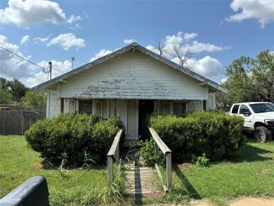 Welcome to 308 E 4th St in Coleman, Texas! This inviting