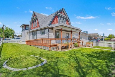 Amazing opportunity to live where you work or work close to - photo 3