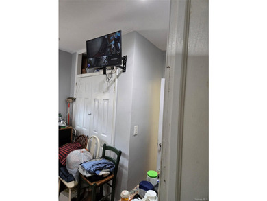 Welcome to this beautifully maintained attached one-family home - photo 17