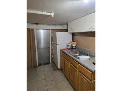 Welcome to this beautifully maintained attached one-family home - photo 18