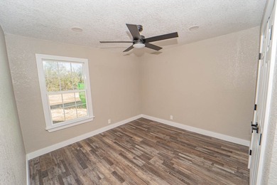 COMPLETELY REMODELED AND UPDATED!! This precious 3 bedroom, 2 - photo 4