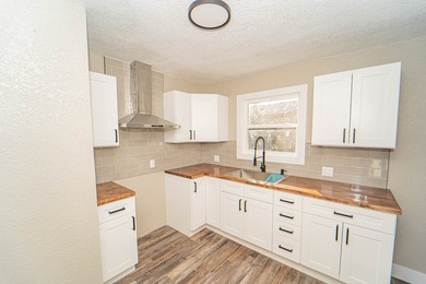 COMPLETELY REMODELED AND UPDATED!! This precious 3 bedroom, 2 - photo 5