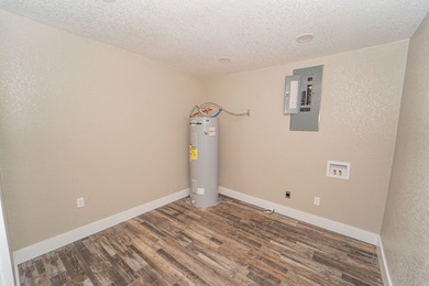 COMPLETELY REMODELED AND UPDATED!! This precious 3 bedroom, 2 - photo 7