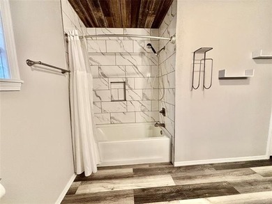 Experience the perfect blend of country privacy and lake living - photo 25