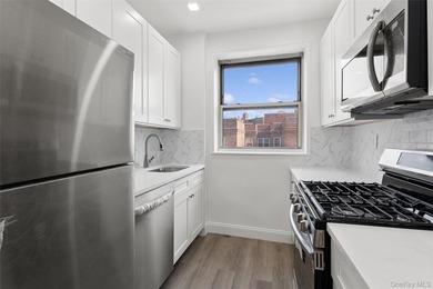 Welcome to The Greenbriar, one of Forest Hills' most - photo 2