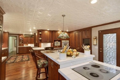 Step into a piece of timeless elegance with this extraordinary 4 - photo 3