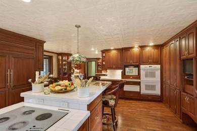 Step into a piece of timeless elegance with this extraordinary 4 - photo 4