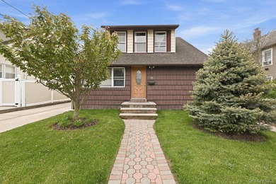 Welcome to this very spacious 5 bed, 2 bath home in Freeport! - photo 1