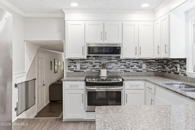 Welcome to this beautifully maintained 3-bedroom, 2.5-bath - photo 22