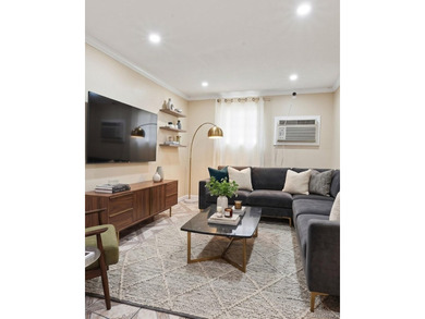 Welcome to this very spacious 5 bed, 2 bath home in Freeport! - photo 5
