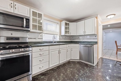 Welcome to this very spacious 5 bed, 2 bath home in Freeport! - photo 7