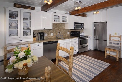LEAST EXPENSIVE 3 BEDROOM IN THE CORE! Beautifully renovated - photo 4
