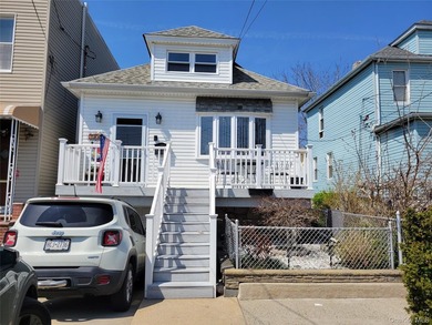 This welcoming THROGS NECK bungalow charmer is set on a quiet - photo 2