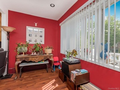 This welcoming THROGS NECK bungalow charmer is set on a quiet - photo 4
