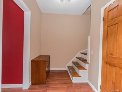 This welcoming THROGS NECK bungalow charmer is set on a quiet - photo 5