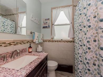 This welcoming THROGS NECK bungalow charmer is set on a quiet - photo 10