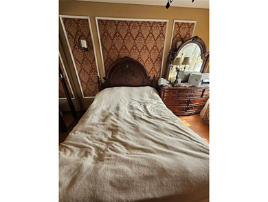 Motivated Seller. Spacious 3rd floor 2-bedroom 1 bath apartment - photo 3