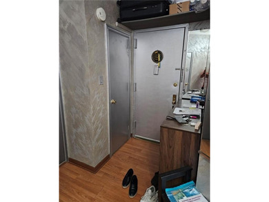 Motivated Seller. Spacious 3rd floor 2-bedroom 1 bath apartment - photo 4