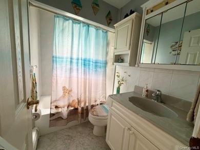 Located in the heart of Lindenhurst Village this 4 bedroom, 1.5 - photo 17