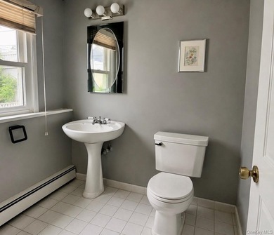 Located in the heart of Lindenhurst Village this 4 bedroom, 1.5 - photo 22
