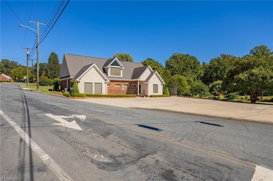 Fantastic *mixed-use* business/res. rental opportunity! Walking