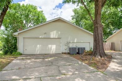 Beautifully updated 4 bedroom, 3 bath home located on a - photo 31