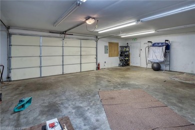 Beautifully updated 4 bedroom, 3 bath home located on a - photo 34