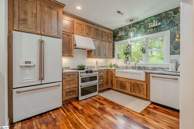Cozy, yet open with delightful natural daylight and mountain and - photo 6