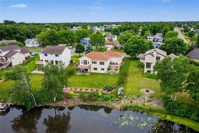 **Beautiful Lake Front Home on Lake Orono** Nestled on a quiet - photo 2