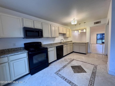 Welcome to this spacious 3 bedrooms spacious townhouse - photo 5
