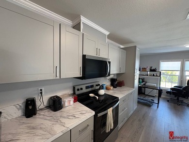 Beautiful 3-bedroom, 2-bathroom home located in Colony Cove, a - photo 11