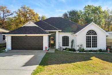 Cedar Creek Lake Home For Sale in Gun Barrel City Texas