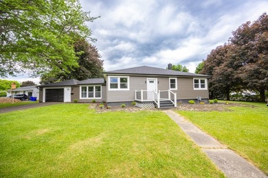 This is a 10/10! Beautifully transformed spacious ranch in the - photo 4