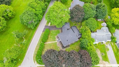 This is a 10/10! Beautifully transformed spacious ranch in the - photo 7