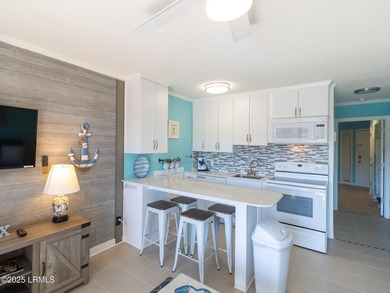 Incredible opportunity for this perfect beach villa! Bright - photo 1