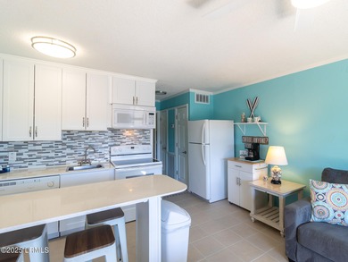 Incredible opportunity for this perfect beach villa! Bright - photo 6