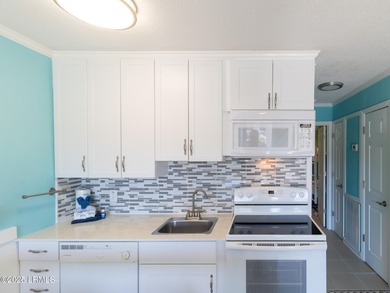 Incredible opportunity for this perfect beach villa! Bright - photo 10