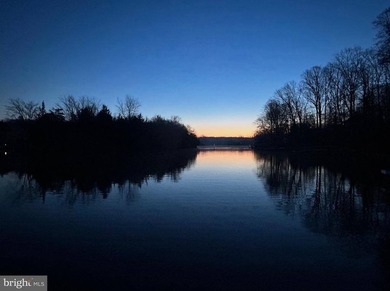 Located on the main lake, and close to the back gate, in the - photo 3