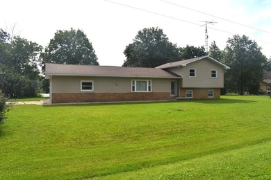 Well cared for, vinyl sided Lakefront home with 94' of frontage - photo 1