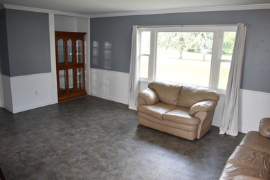 Well cared for, vinyl sided Lakefront home with 94' of frontage - photo 4