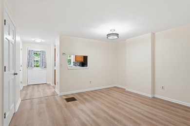 This move-in-ready Colchester Village condo offers fresh paint - photo 14