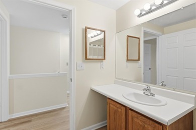 This move-in-ready Colchester Village condo offers fresh paint - photo 18
