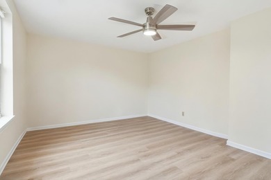 This move-in-ready Colchester Village condo offers fresh paint - photo 20