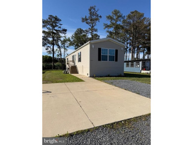 Enjoy coastal living in this well-maintained 3-bedroom, 2-bath - photo 1