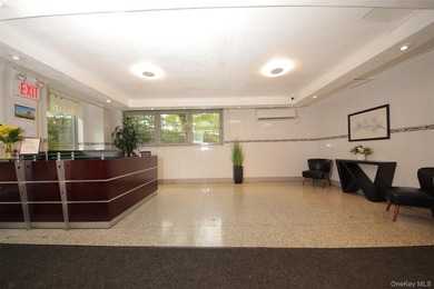 Spacious unit with views from terrace towards Pelham. Master - photo 1
