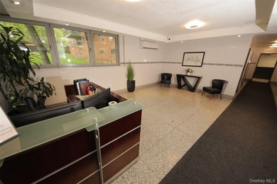 Spacious unit with views from terrace towards Pelham. Master - photo 2