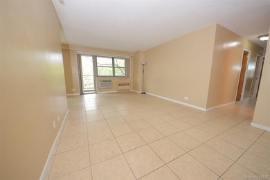 Spacious unit with views from terrace towards Pelham. Master - photo 3